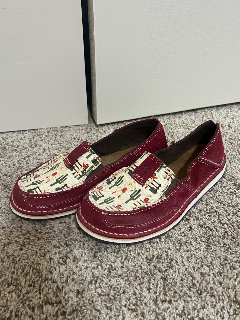 NWOT Ariat Cranberry Suede Vintage Cowgirl Cruiser Slip-Ons shoes